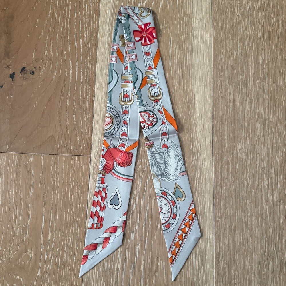 NWOT Hermes silk twilly scarf Harnais De Coeur Twilly Gris Perle Orange Gris - Picture 4 of 5